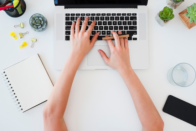 Gros plan des mains en tapant sur le clavier