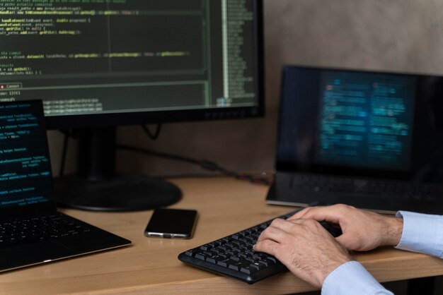 Gros plan des mains en tapant sur le clavier