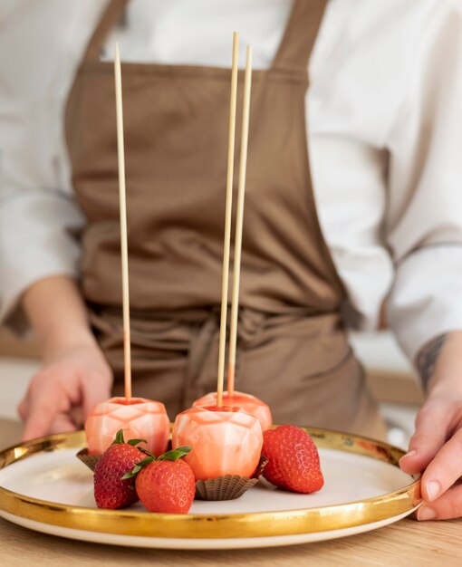 Gros plan mains tenant assiette avec dessert