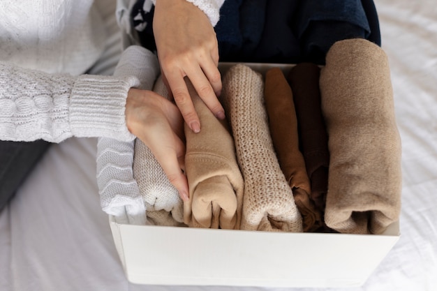 Gros plan sur les mains tenant la chemise