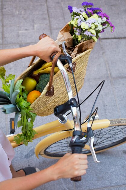 Gros plan des mains tenant un guidon de vélo