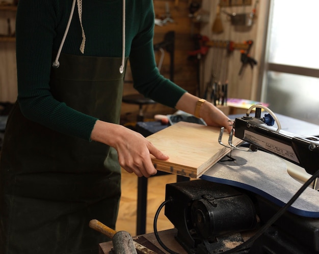 Gros plan des mains tenant un morceau de bois