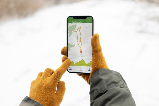 Gros plan des mains tenant le smartphone