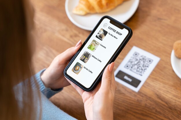 Gros plan des mains tenant le smartphone