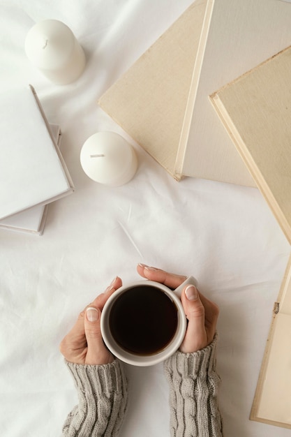 Gros plan des mains tenant une tasse de café