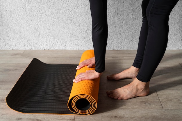 Gros plan, mains, toucher, tapis yoga