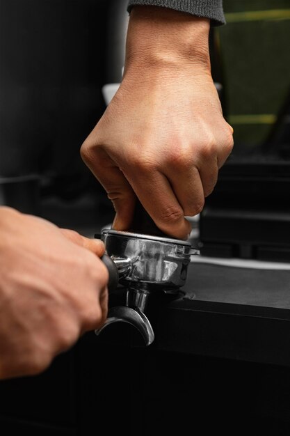Gros plan des mains travaillant avec la machine