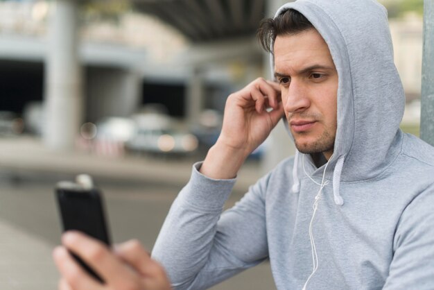 Gros plan, mâle, vérification, sien, téléphone portable