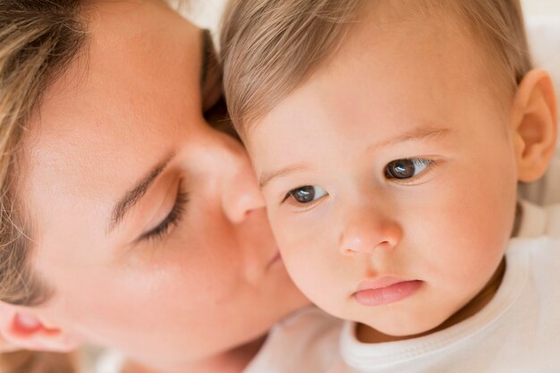 Gros plan, maman, baisers, bébé, joue