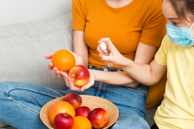 Gros plan, maman, désinfection, fruits, girl