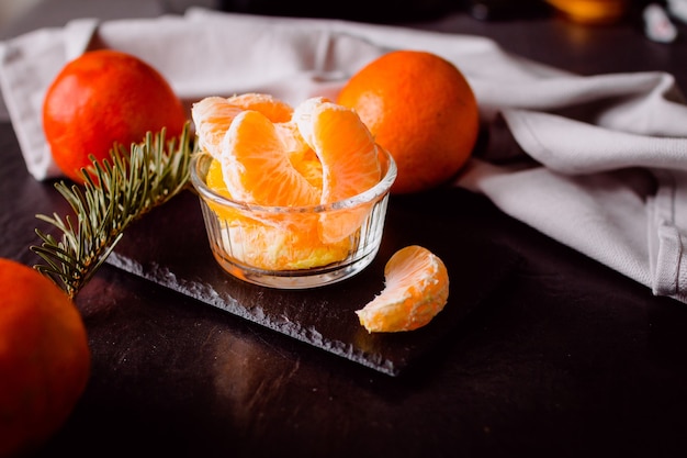 Gros plan de mandarines pelées sur la table