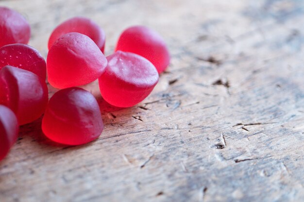 Gros plan d'une marmelade de gelée rouge sur une table en bois