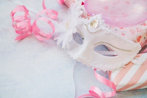 Gros plan d&#39;un masque blanc pour le carnaval