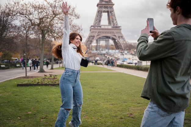 Photo gratuite gros plan mec prenant des photos de fille