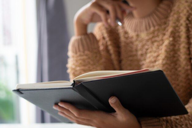 Gros plan, méconnaissable, femme, lecture, note