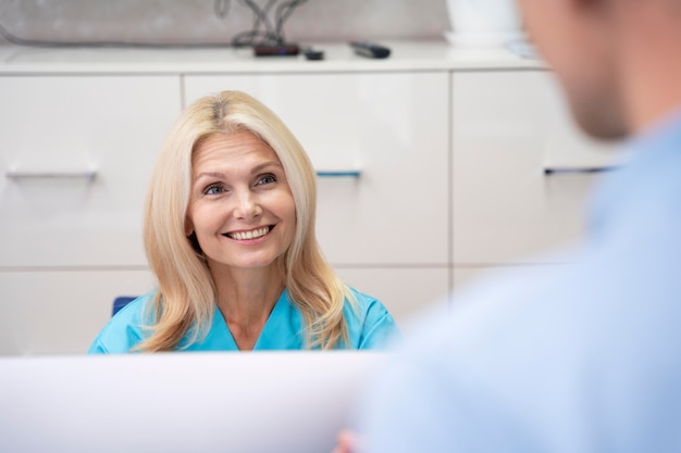 Gros plan sur le médecin et le patient à la clinique