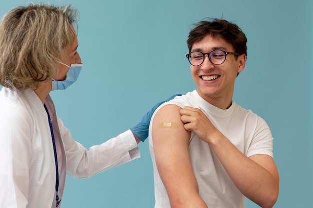 Gros plan sur un médecin et un patient souriant