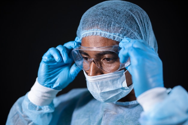 Gros plan médecin portant des lunettes