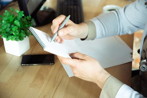 Gros plan sur un médecin de race blanche consultant pour un patient expliquant la recette du médicament travaillant dans le cabinet