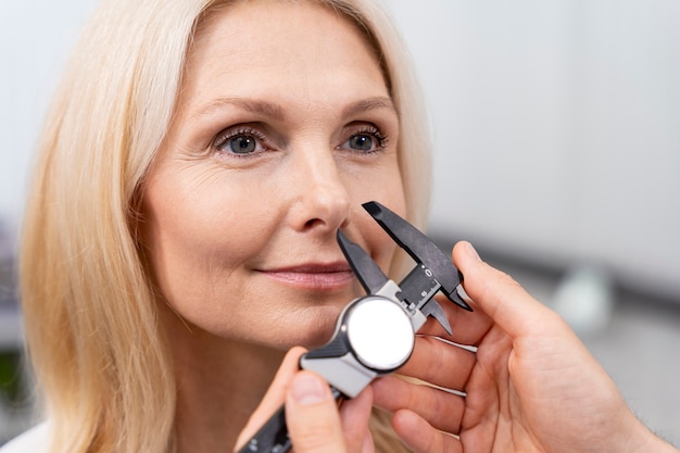 Photo gratuite gros plan médecin vérifiant le patient souriant