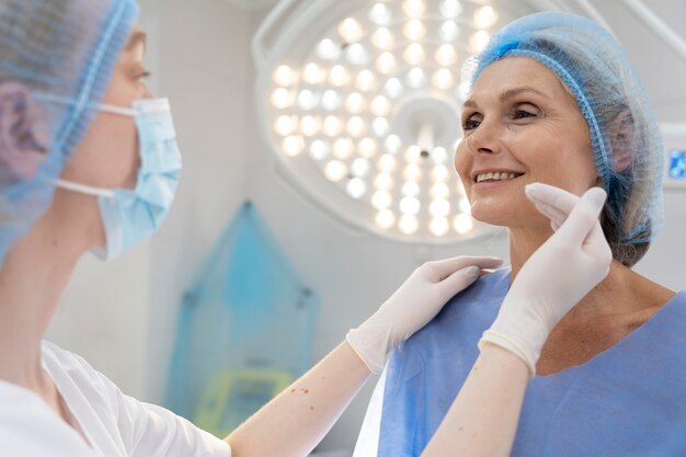 Gros plan médecin vérifiant le patient souriant