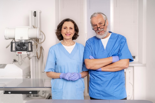 Gros plan sur les médecins vétérinaires au bureau