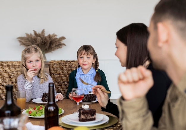 Gros plan des membres de la famille mangeant