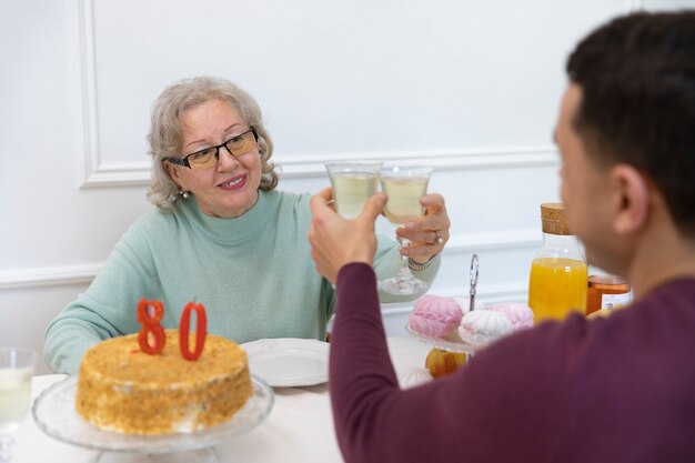 Photo gratuite gros plan des membres de la famille trinquant