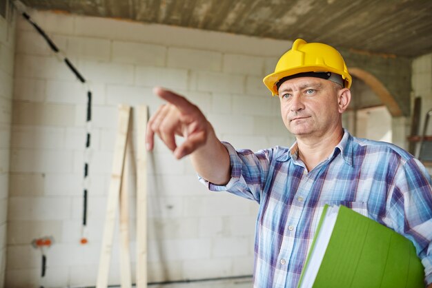 Gros plan sur un menuisier expérimenté dans son atelier