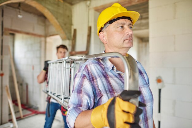 Gros plan sur un menuisier expérimenté dans son atelier