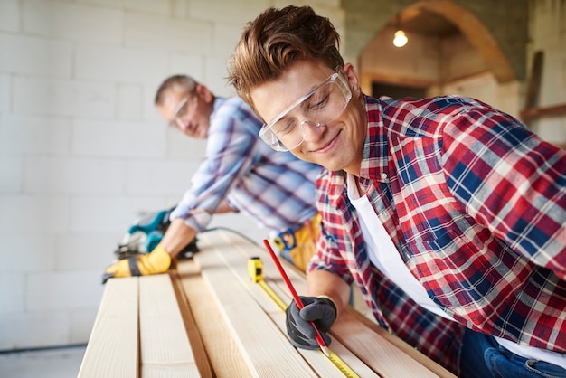 Gros Plan Sur Un Menuisier Expérimenté Et Son Jeune Employé