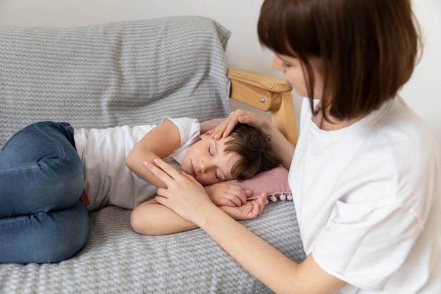 Gros plan mère assise près de sa fille