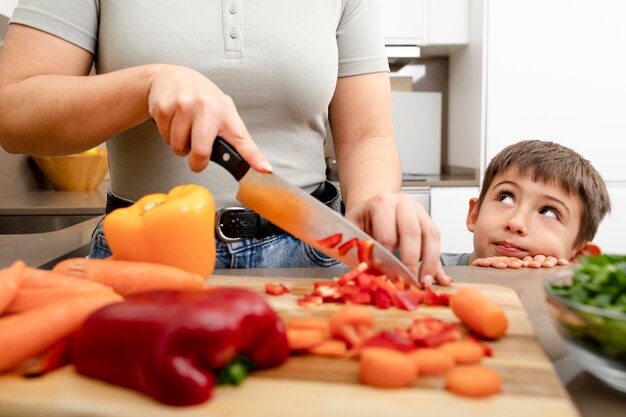 Gros plan mère couper les légumes