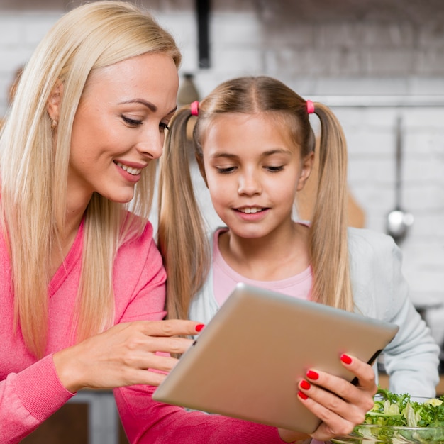 Photo gratuite gros plan, mère fille, regarder, a, tablette numérique