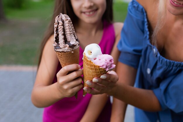 Gros plan, mère, fille, tenue, glace