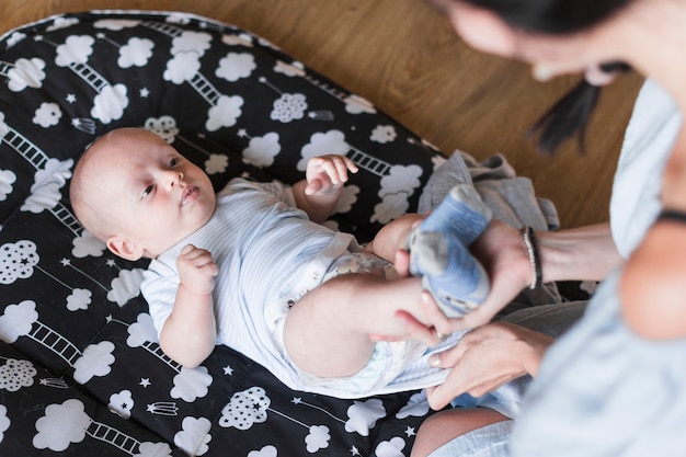 Gros plan, mère, habillage, bébé