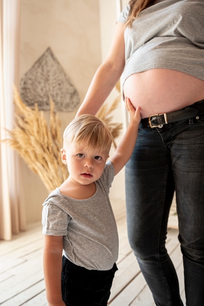 Gros plan mère avec petit enfant à l'intérieur