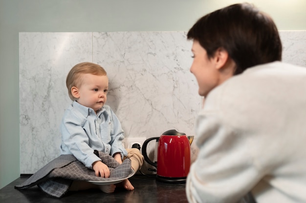 Gros plan mère regardant bébé