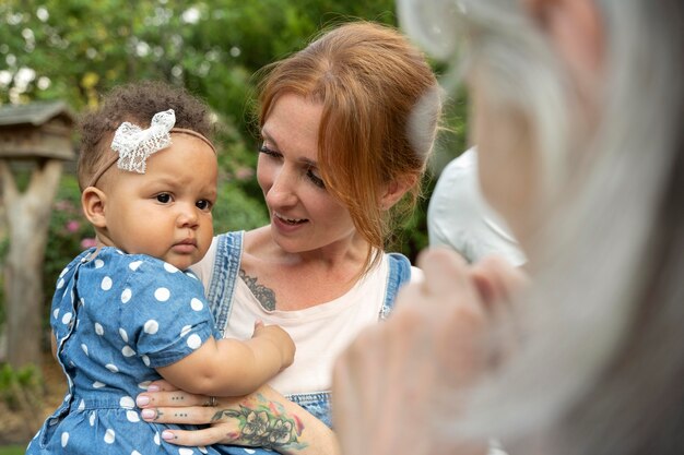 Gros plan mère souriante avec bébé