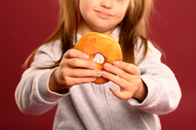 Gros plan, mignon, jeune fille, tenue, beignet