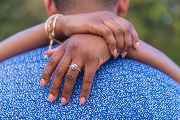 Gros plan de la mise au point peu profonde du couple étreignant leurs fiançailles à Kennesaw Mountain à Marietta