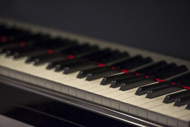 Gros plan de mise au point sélective d'un clavier de piano