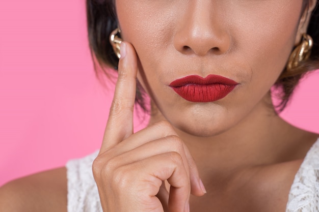 Gros plan mode femme lèvres rouges grand sourire