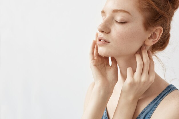 Gros plan de la modélisation de la femme au gingembre. Yeux fermés.