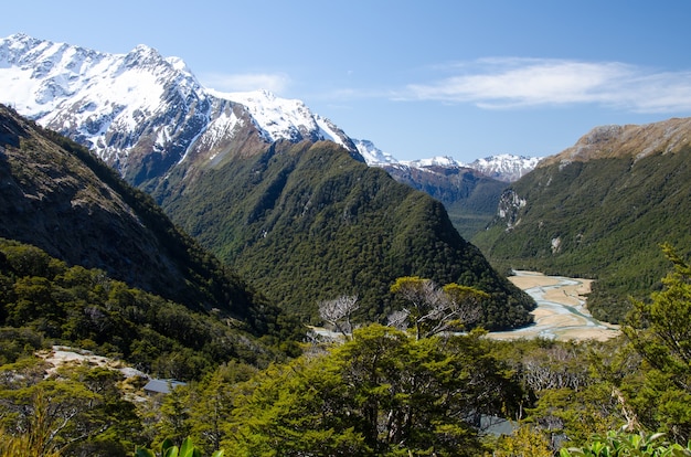 Gros plan sur les montagnes enneigées de la Routeburn Track, Nouvelle-Zélande