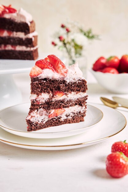 Gros plan d'un morceau de délicieux gâteau aux fraises sur une assiette