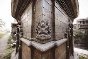 Photo gratuite gros plan d'un mur avec sculpture dans un temple hindou au népal