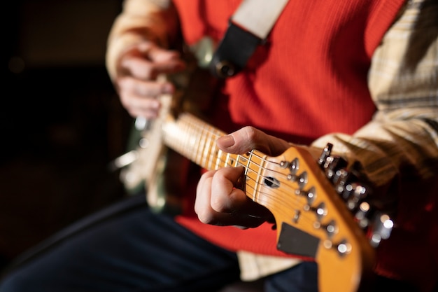 Gros plan musicien jouant de la guitare