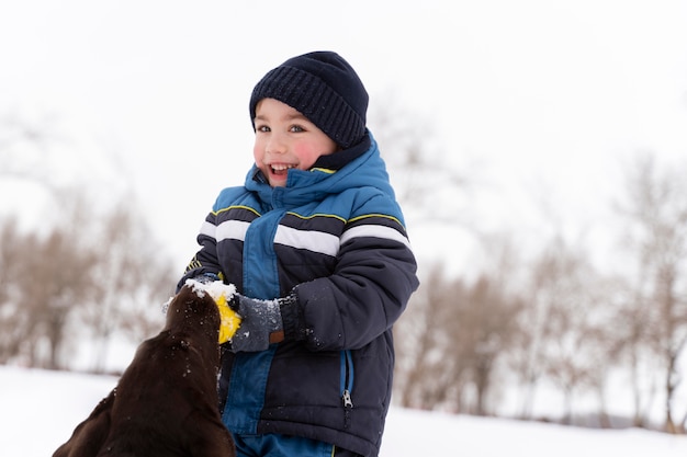 Photo gratuite gros plan n enfant heureux jouant dans la neige