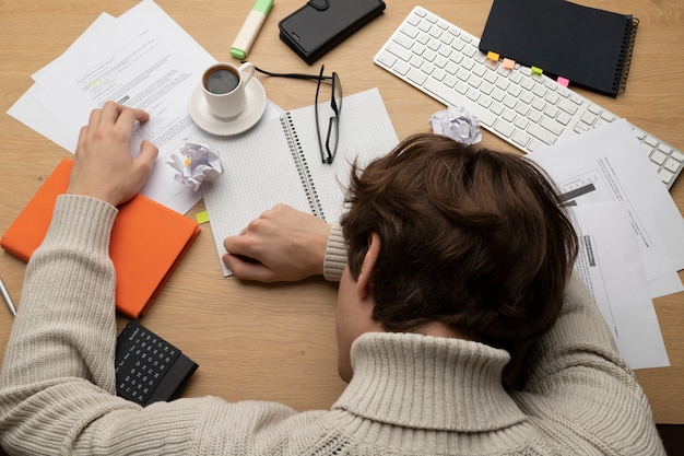 Photo gratuite gros plan sur la nature morte des examens difficiles